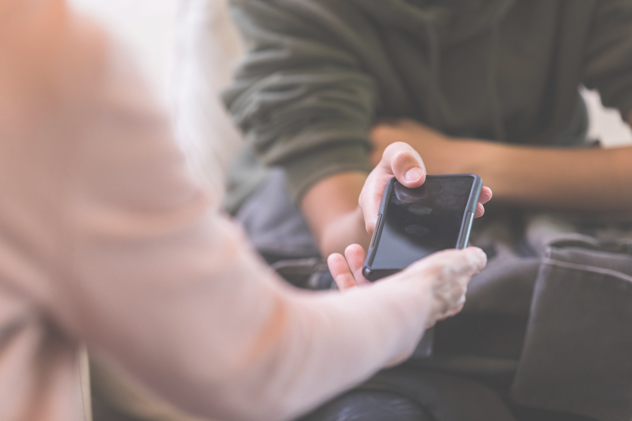 Image for Returning the device & materials menu item - Handing over phone